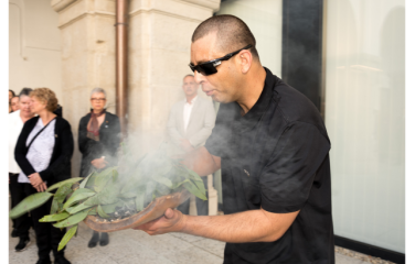 Smoking ceremony with Michael Douglas, Wotjobaluk Nation. Photo: Austrian Academy of Sciences/Bill Lorenz.